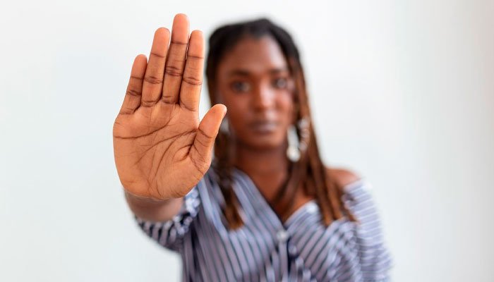 Trabalhadores negros acusam moradoras de condomínio de injúria racial
